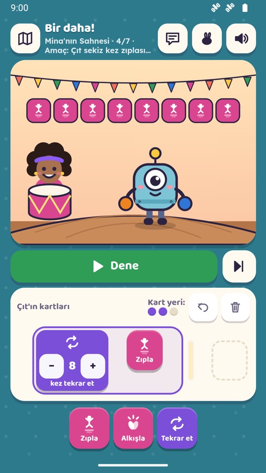 Yarımada oyun ekranı, Mina'nın Sahnesi 4. görev. Üstte sekiz zıplama simgesi, ortada Mina davulun başında ve Çıt robot. Altta Çıt'ın kartları: 8 kez tekrar et kartının içinde bir Zıpla kartı.